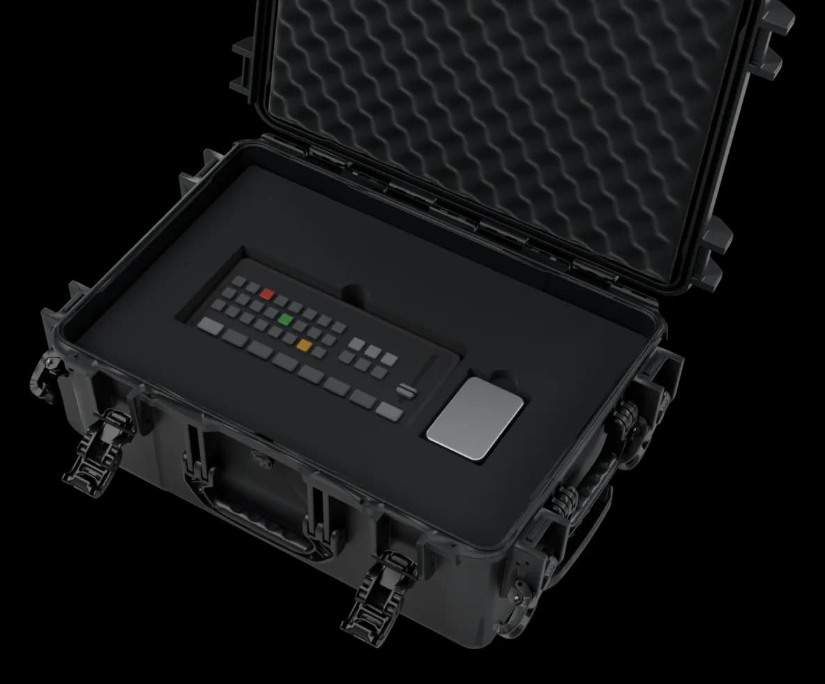 Valise ouverte avec le Blackmagic ATEM Mini Pro dans un logement découpé à sa forme
