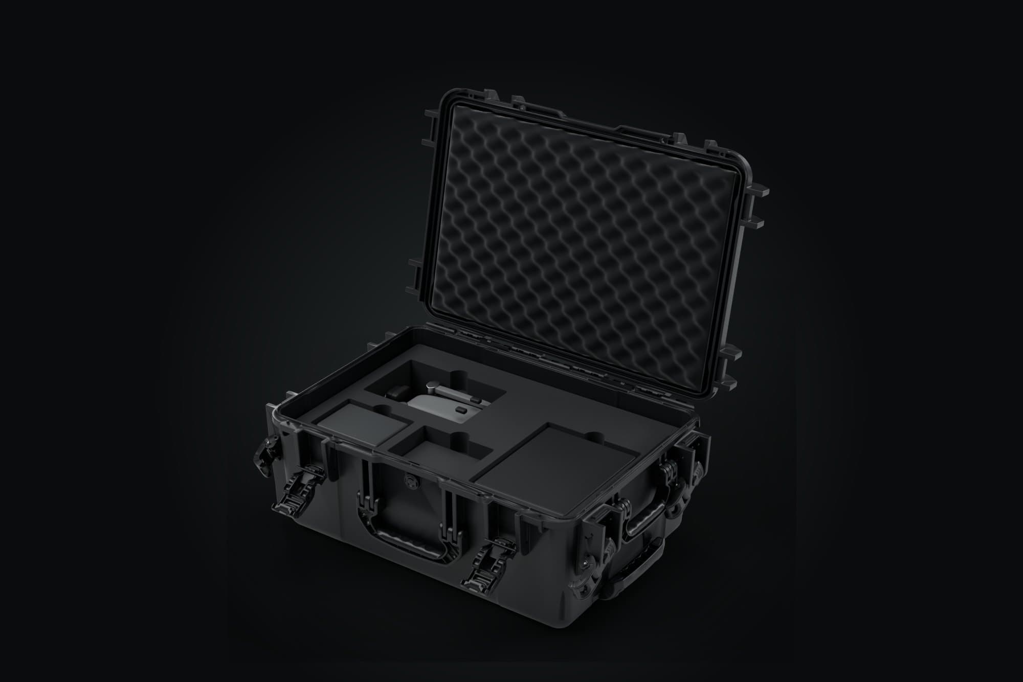 Rendu 3D : un drone plié, sa radiocommande, un chargeur et l'étui de cartes SD.